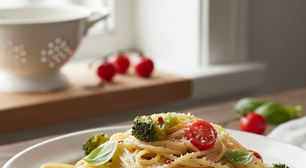 Espaguete com brócolis e tomates-cereja: receita fácil para o jantar