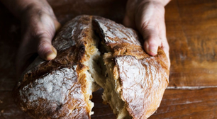 O truque para descongelar o pão em 30 segundos e deixá-lo perfeito, crocante e sem perder o sabor