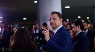 Sóstenes Cavalcante exibe escritura e diz que R$ 470 mil apreendidos pela PF são de venda de casa