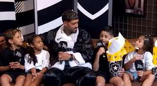 Zagueiro aceita convite do Botafogo, se veste de Papai Noel e presenteia torcedores