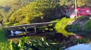 Carro cai em canal na Zona Oeste do Rio e deixa dois mortos