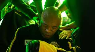 Grande rival de Alex Poatan se rende a Anderson Silva após nocaute contra Tyron Woodley