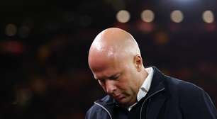 Arne Slot critica imprudência em lance que afastou reforço do Liverpool