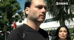 Carlos Bolsonaro passa na frente de repórter da GloboNews ao vivo em Brasília