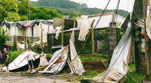 Tornado com ventos de 100 km/h destrói casas em Farroupilha (RS)