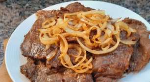 Bife acebolado macio e suculento para um almoço rápido e fácil no seu dia a dia