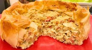 Torta de bacalhau com massa filo, fácil de fazer: surpreenda