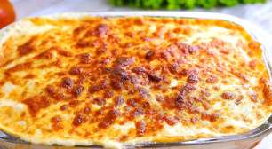 Macarrão ao molho de batata com calabresa e bacon com um toque mineiro para o almoço