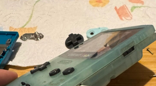 Jogador compra Game Boy usado com interruptor misterioso na lateral - e descobre que ele é bastante útil