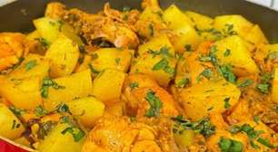 Frango assado com batata no forno rápido e fácil de fazer para o seu almoço de Natal