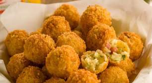 Bolinho de chester, com sobra de arroz, perfeito para servir no almoço de natal