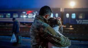 O 'trem do amor', no qual ucranianas visitam seus maridos que lutam contra a Rússia