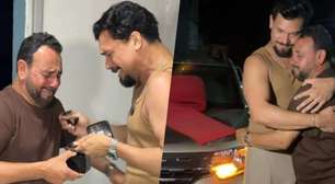 Vinícius presenteia o pai com um carro e emociona ao lembrar a trajetória da família