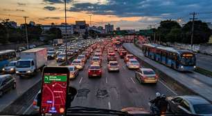 Avenida carioca se torna a via expressa mais importante do Rio; com 58 km, ela é a artéria vital que corta 26 bairros e transporta milhões