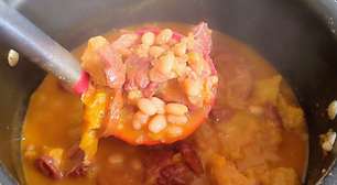 Feijão com carne seca suculento e simples de fazer para o seu almoço especial de fim de ano