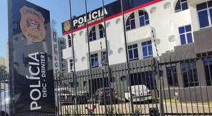 Mulher descobre traição e doa roupas e quebra violão do ex-namorado