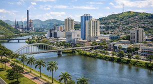 Cidade industrial do sul fluminense combina clima tropical, segurança e qualidade de vida para famílias