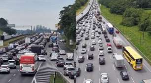Congestionamento em rodovias de SP complica viagem de quem vai passar o Ano Novo na praia
