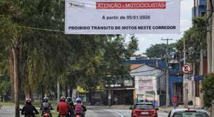 Prefeitura coloca faixas alertando que motos não podem mais andar em corredores BRT