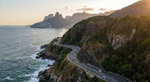 Avenida carioca ganha fama por seu traçado espetacular; esculpida na rocha entre o mar e a montanha, ela liga o Leblon a São Conrado