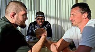 VÍDEO: Aura! Khabib e Ibrahimovic disputam partida de queda de braço com Pogba como árbitro - Assista agora!