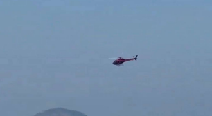 Avião ultraleve cai no mar da Praia de Copacabana, no Rio