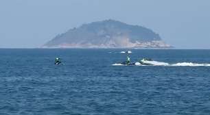 Ultraleve cai no mar em Copacabana (RJ)