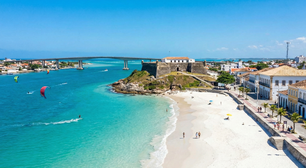 A cidade escondida entre praias e ventos fortes guarda segredos da vida diária