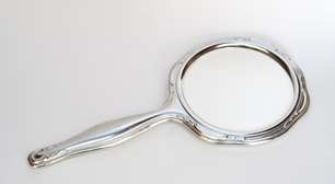 Simpatia para se olhar no espelho com amor