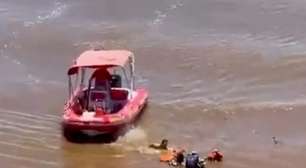 Três pessoas são resgatadas após 20 horas à deriva em rio de SP