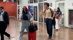 Shawn Mendes e Bruna Marquezine desembarcam juntos em aeroporto de Maceió