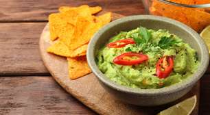 Receita de guacamole e nachos deliciosa para petiscar