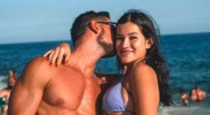 Ex-Fazendas Mesquita e Duda Wendling surgem em clima íntimo na praia