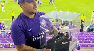 Artista brasileiro expõe tênis de US$ 50 mil em Orlando