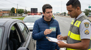 Evitar o uso do celular parado no trânsito ajuda a manter a CNH limpa e o bolso protegido