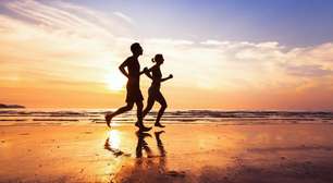 É bom correr na praia? 10 dicas para emagrecer mesmo nas férias