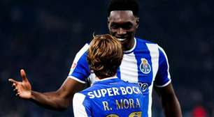 Com brasileiro "garçom", Porto vence AVS e segue invicto no Português