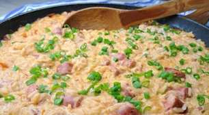 Arroz cremoso com linguiça para uma refeição rápida e saborosa no seu jantar de fim de ano
