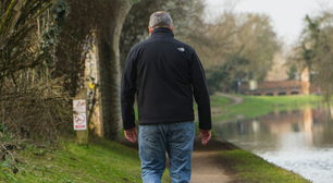 Há muitas pessoas que andam olhando para baixo: a ciência acredita que isso tem uma explicação