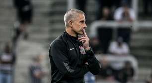 Sylvinho relembra passagem pelo Corinthians e revela impacto das críticas fora de campo