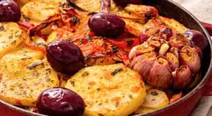 Batatalhoada fácil: batata assada com legumes, sem bacalhau