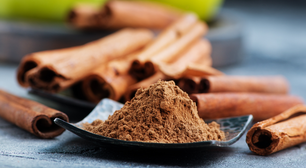 Aprenda a soprar canela para atrair dinheiro no dia 1º