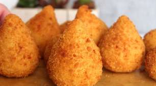 Coxinha com massa de batata deliciosa para servir como salgadinho no seu réveillon
