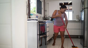 Limpar demais a casa não é tão bom quanto parece: cientistas explicam por que isso pode ser prejudicial