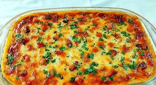 Mandioca gratinada com carne moída na travessa para o seu almoço especial de fim de ano