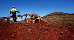 Minério de ferro cai com aumento dos embarques a partir do Brasil e da Austrália