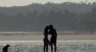 Bruna Marquezine e Shawn Mendes protagonizam beijo 'de cinema' em praia de AL