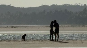 Bruna Marquezine e Shawn Mendes são flagrados dando beijo em praia