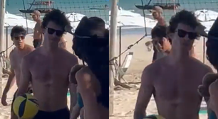 Shawn Mendes manda beijinho para Bruna Marquezine após partida de vôlei em Alagoas e viraliza; veja vídeo