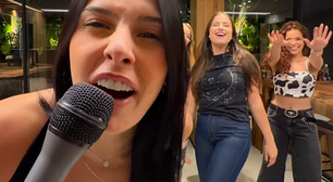 Solteira, Ana Castela curte noite com as amigas e canta: 'Vou pegar todo mundo'